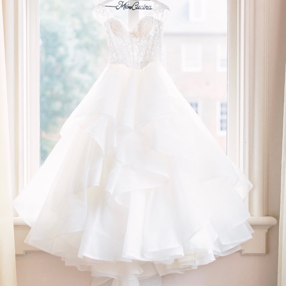 Martina Liana size 6
Veil plus two skirts one with a extra long train.